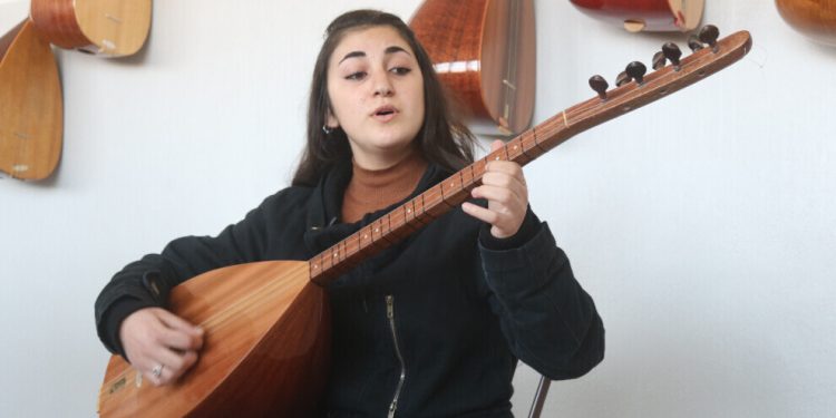 Kürt kültürünü sanatıyla koruyor