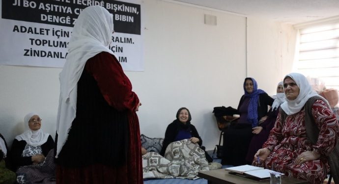 Adalet Nöbeti’nde yargı sistemini skeçle tiye aldılar