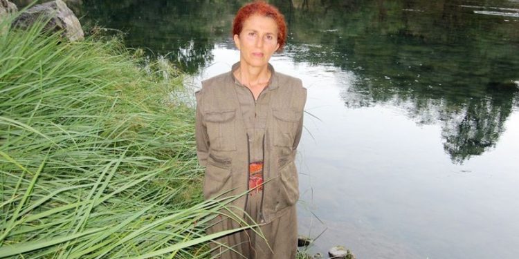 Kızıl saçları ile kavganın da kızıllığını seçti