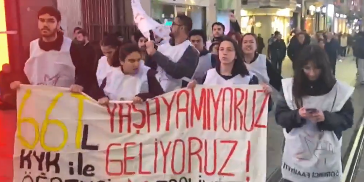 “Günlük 66 TL KYK ile yaşayamıyoruz” diyen üniversitelilere İstiklal Caddesi’nde polis saldırısı