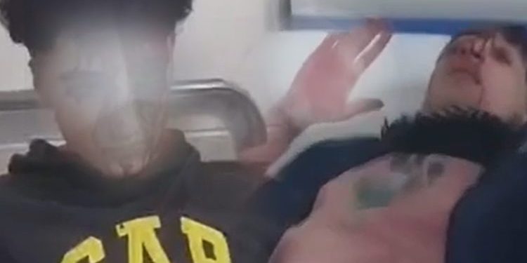 İran kolberlerin aracını taşladı: 2 genç kolber ağır yaralandı