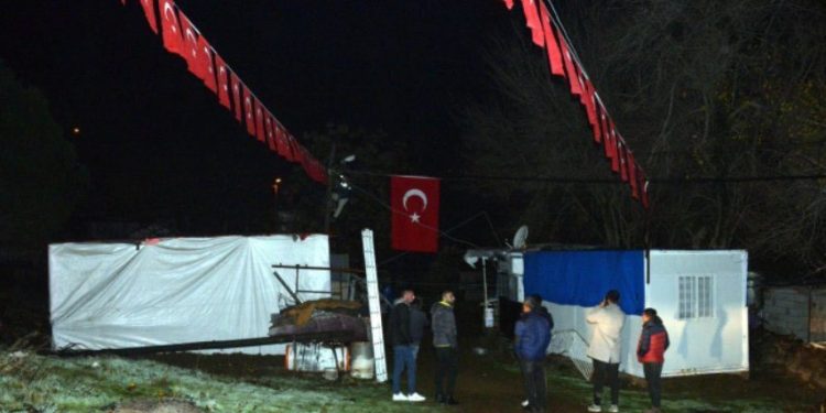 Asker cenazeleri gidiyor: Bayrak bu sefer kerpiç evde değil, çadır bölgesinde