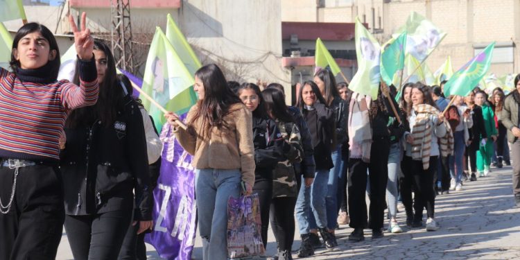 Tevgera Xwendekarên Jin, Önder Apo için yürüdü