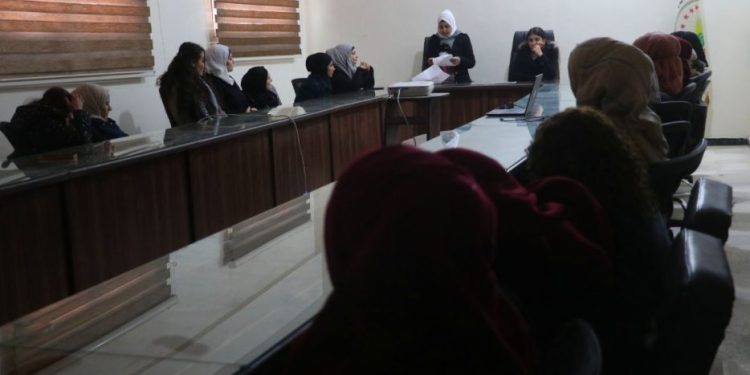 Tabqalı genç kadınlar Önder Apo’nun mücadelesini tanıtıyor