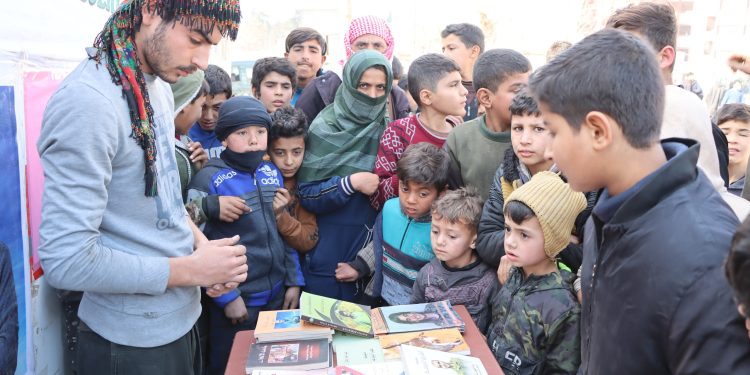Minbiçli gençler, Gezgin Kütüphane faaliyetiyle Önder Apo’nun fikirlerini yayıyor