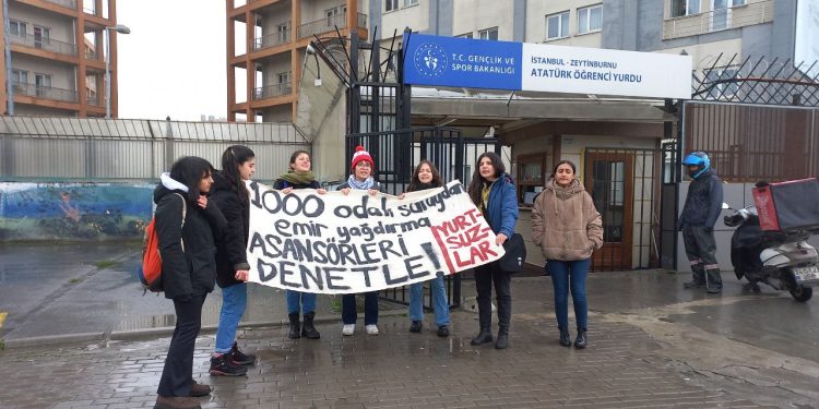 Cevizlibağ KYK Kız Yurdu’ndan atılan üniversiteli eylemdeydi: “Hiçbir şeyimiz yoksa korkumuz da yok”