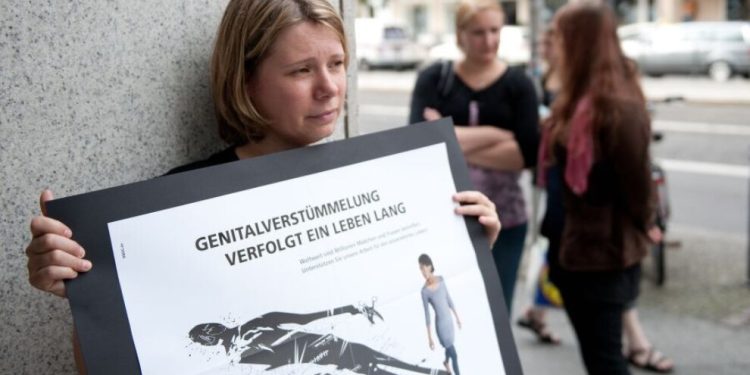 Almanya’da yaklaşık 17 bin kız çocuğu kadın sünneti riski altında