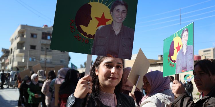 Şehit Sara ve Bişeng, Yekitiya Jinên Ciwan öncülüğünde gerçekleştirilen bir yürüyüşle anıldı