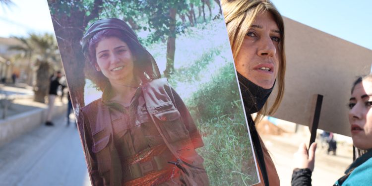 Şehit Sara ve Bişeng, Yekitiya Jinên Ciwan öncülüğünde gerçekleştirilen bir yürüyüşle anıldı