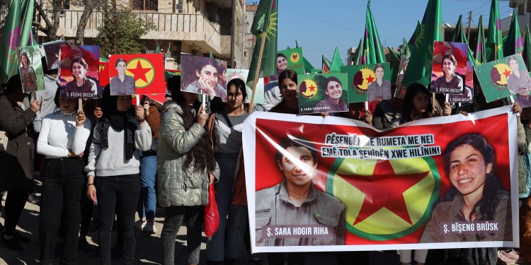 Şehit Sara ve Bişeng, Yekitiya Jinên Ciwan öncülüğünde gerçekleştirilen bir yürüyüşle anıldı