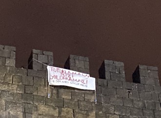 DEM Partili gençler Surlara pankart astı