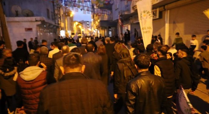 Cizîr’de gençlerden sloganlar eşliğinde yürüyüş