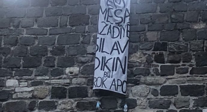 Kadifekale surlarına ‘Yaşasın Önder Apo’ pankartı asıldı