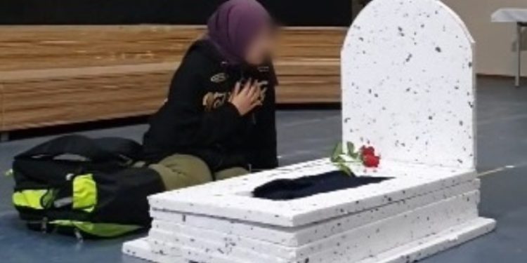 ÇEDES kapsamında okulda maket mezar kuruldu, çocukların “yaşamını yitiren anneleri için ağıt yakması” istendi