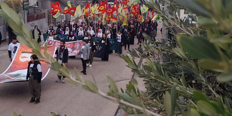 Maxmur halkı alanlarda: Önder Apo’ya özgürlük!