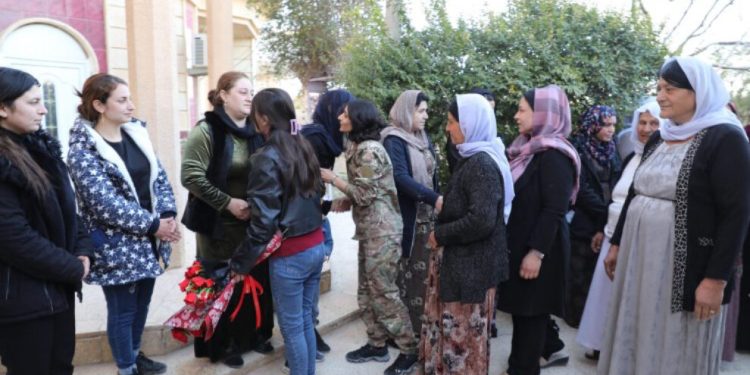 YPJ’nin kurtardığı Êzidî genç kadın Şengal’de zılgıtlarla karşılandı