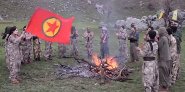 Bradost’ta gerillalar Newroz ateşi yaktı