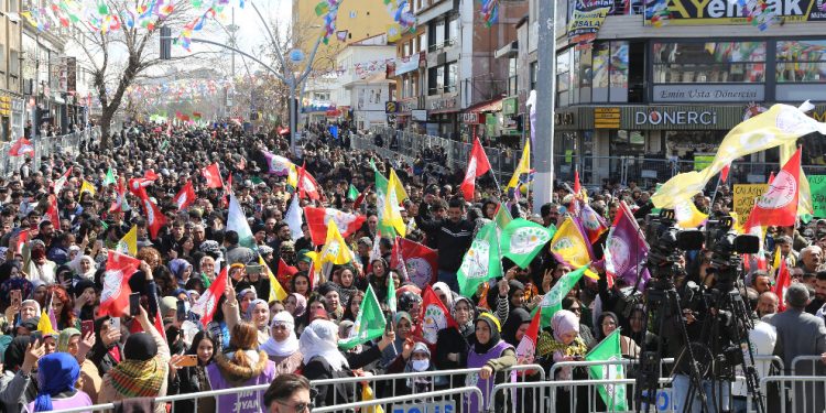 Agirî’de onbinler alanı doldurdu