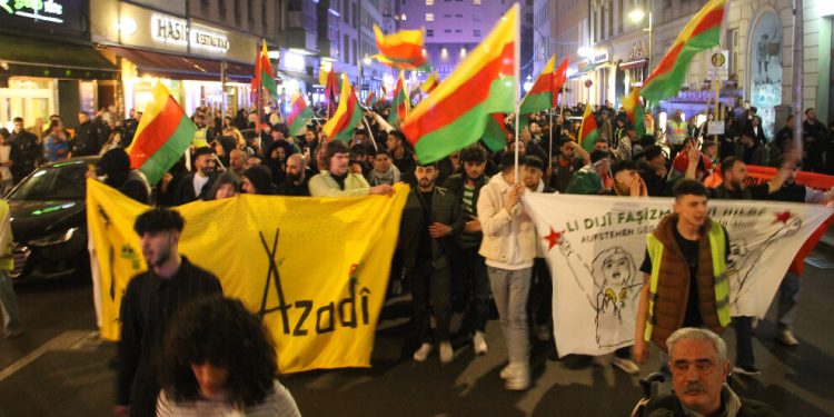 Berlin’de Türk ırkçılarına tepkiler devam ediyor