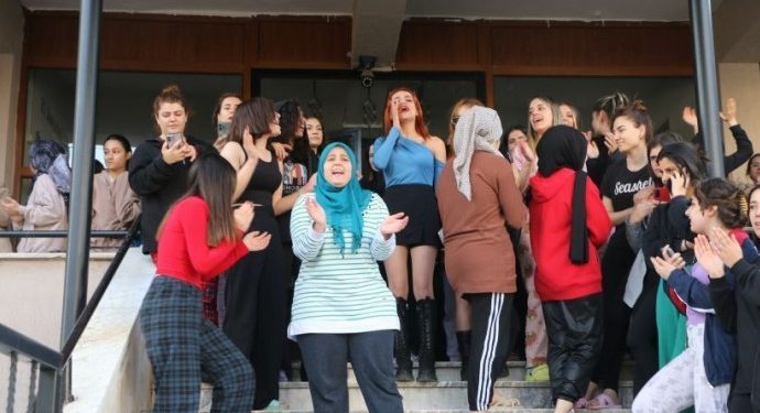 Öğrenciler ‘deprem riski’ nedeniyle yurttan çıkarılmak istendi