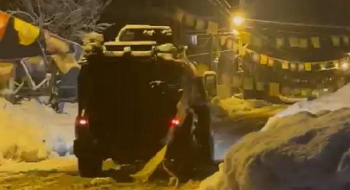 Gever’de polisler DEM Parti bayraklarını söktü