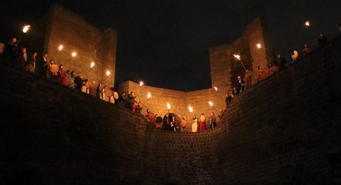 Amed surlarında erbaneli ve meşaleli Newroz kutlaması