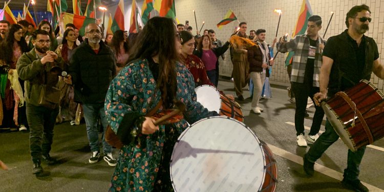 Yüzlerce genç Köln’de newroz’u kutladı