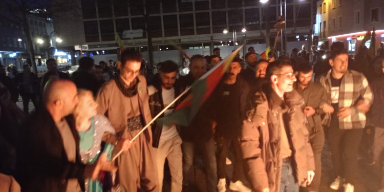 Yüzlerce genç Köln’de newroz’u kutladı