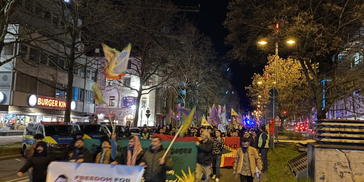 Stuttgart’da gençler: Kürtler burada, Faşistler nerede?
