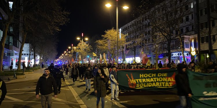 Stuttgart’da gençler: Kürtler burada, Faşistler nerede?