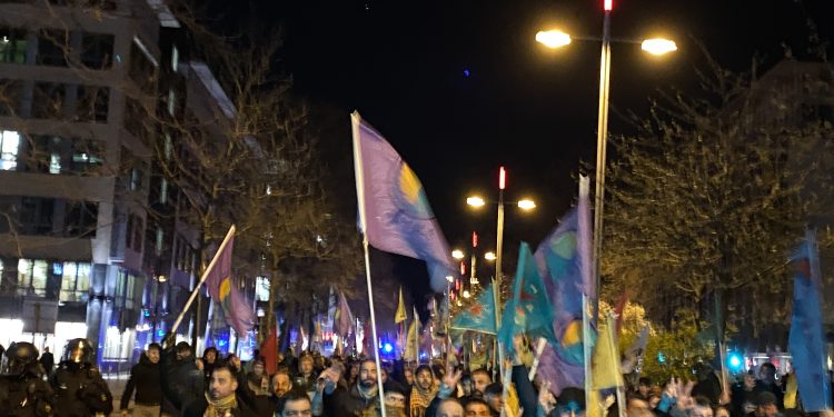 Stuttgart’da gençler: Kürtler burada, Faşistler nerede?