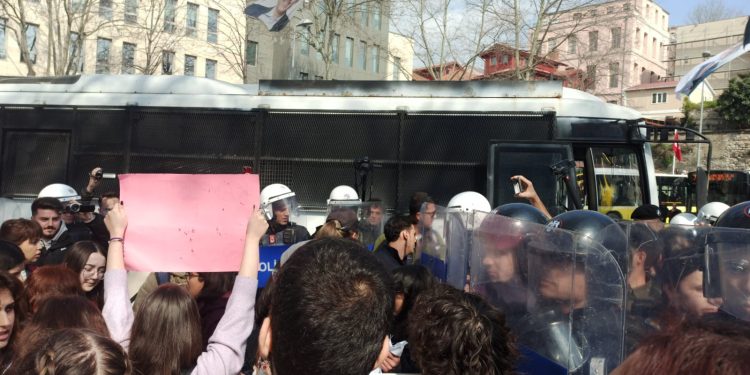 Beyazıt’ta 8 Mart yürüyüşüne polis saldırısı: 10’dan fazla kadın öğrenci gözaltına alındı