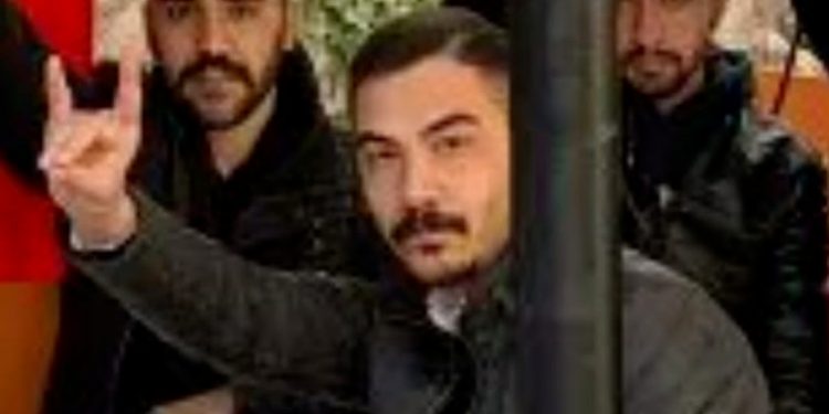 Kız arkadaşını beş yerinden bıçaklayan Ülkü Ocakları sorumlusu, kendini “siyasi düşmanları bulunmakla” savundu, indirimi aldı
