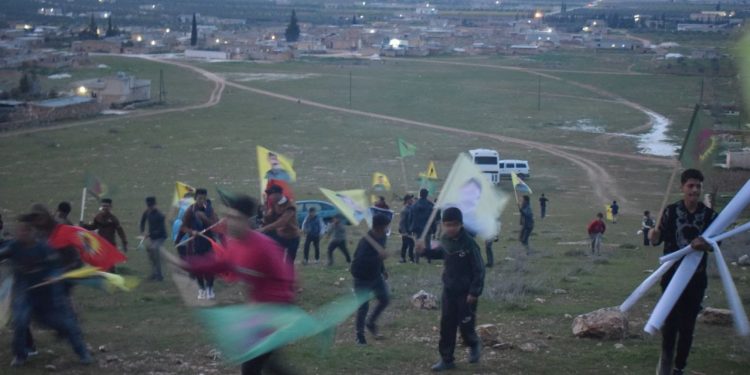 Dünya Emekçi Kadınlar Günü münasebetiyle Minbic’te Genç Kadınlar Birliği tarafından meşaleli yürüyüş düzenlendi