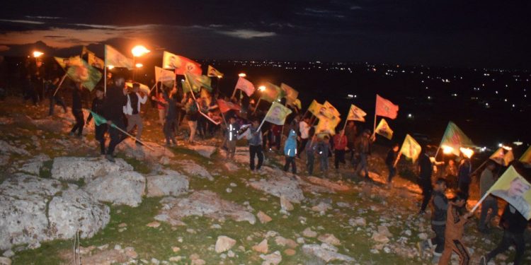 Dünya Emekçi Kadınlar Günü münasebetiyle Minbic’te Genç Kadınlar Birliği tarafından meşaleli yürüyüş düzenlendi