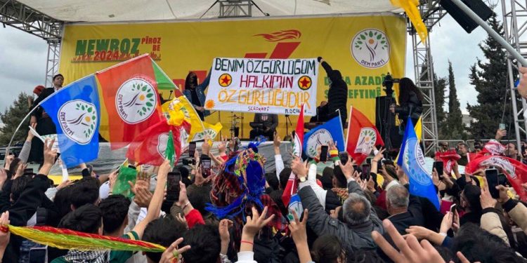 Nisebîn Newrozundan “Benim Özgürlüğüm Halkımın Özgürlüğüdür” pankartı