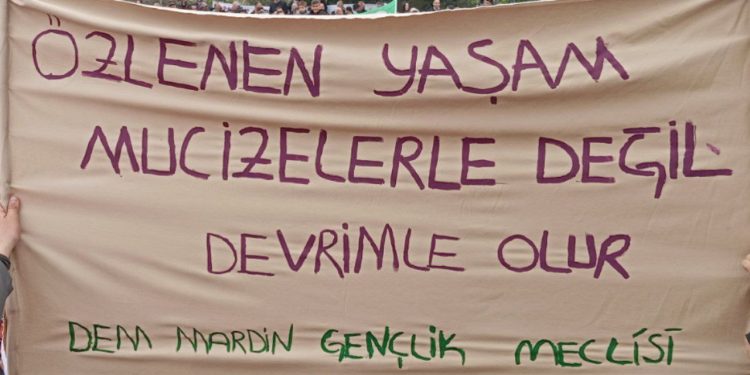 Midyat’da binlerce kişi Newroz ateşi etrafında buluştu