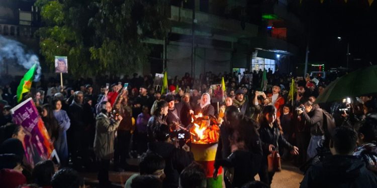 Halep Genç Kadınlar Birliği öncülüğünde Newroz kutlaması: AGIR BERDE ERŞÊ FAŞÎZMÊ