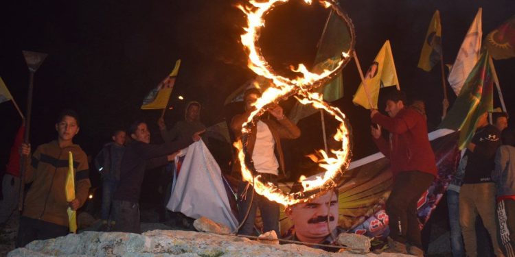 Dünya Emekçi Kadınlar Günü münasebetiyle Minbic’te Genç Kadınlar Birliği tarafından meşaleli yürüyüş düzenlendi