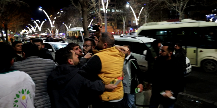 Elîh’de bildiri dağıtan gençlere polis müdahalesi