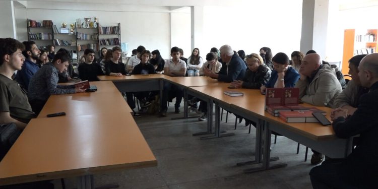 Önder APO’nun kitabı Ermeni öğrencilere tanıtıldı
