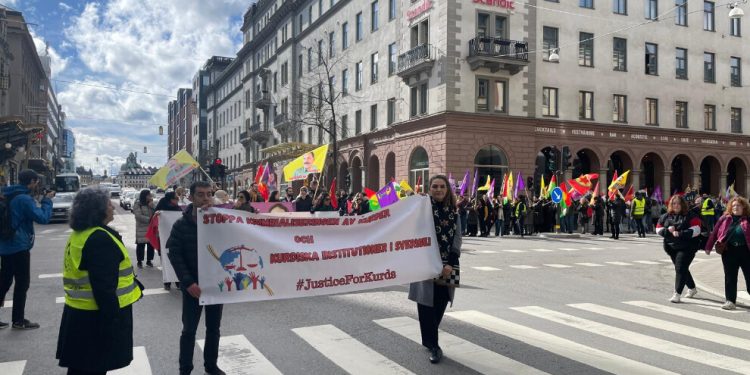 İsveç’in Kürtleri kriminalizasyonuna karşı kitlesel yürüyüş