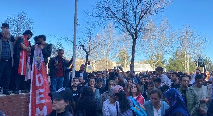 Amed’de seçim kurulu önünde açıklama: Mazbata verilmediği haberi doğru değil