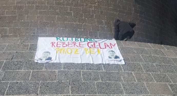 Gençler, 4 Nisan’ı surlara astıkları pankartla kutladılar