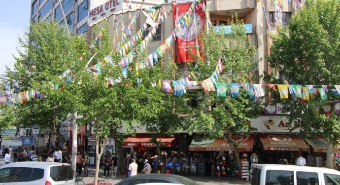 Êlih’te DEM Parti binasına polis baskını