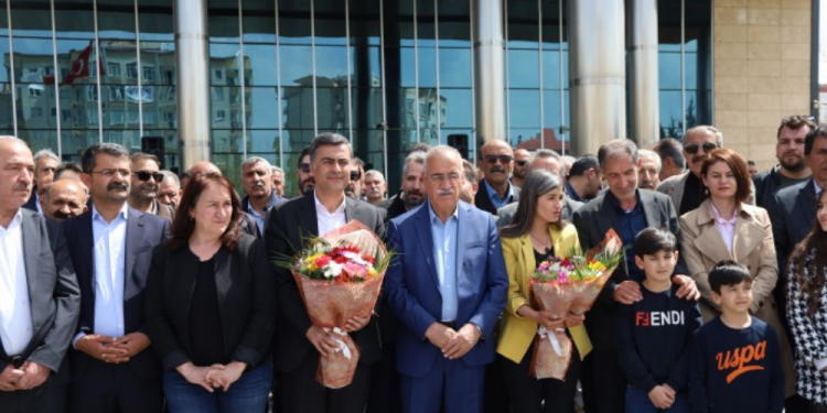 Devir-teslim yapıldı: Gün direnişçi Wan halkına hizmet günüdür