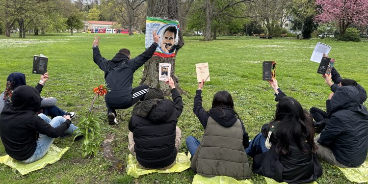 Stuttgart Gençliği: “Gücümüz Önder APO’nun ideolojisidir”