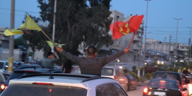 Kobanê’de genç kadınlar işgal saldırılarına karşı alanlara çıktı