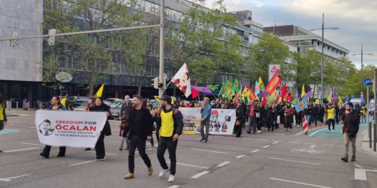 STUTTGART’TA YÜRÜYÜŞ : KURDİSTANI SAVUNUN !