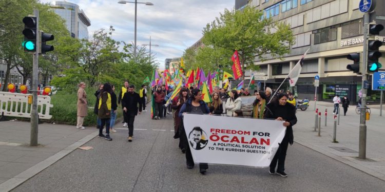 STUTTGART’TA YÜRÜYÜŞ : KURDİSTANI SAVUNUN !